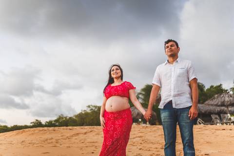 casal olhando para o mar'