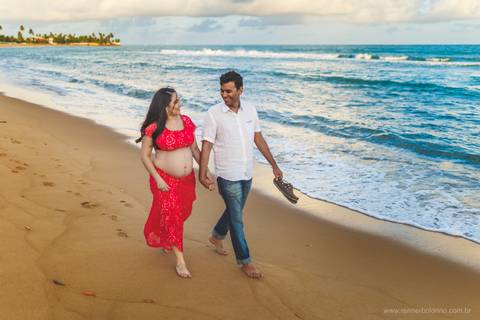 casal caminhando na praia'