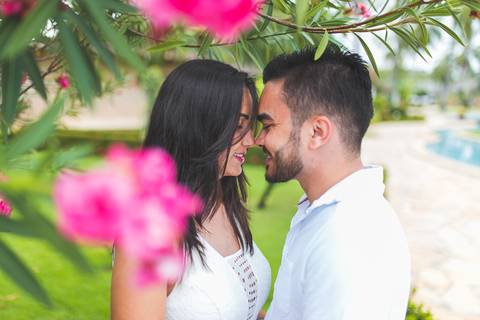 casal ao fundo com flores'