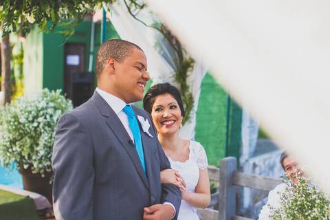 noivos sorrindo no altar'