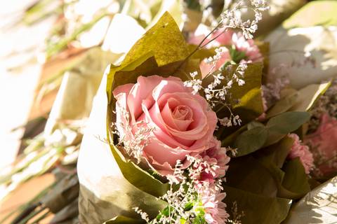 Arranjo de flores exuberante e elegante, com estilo que remete à era Bridgerton, parte da decoração do evento Westwing + Netflix em Moema, São Paulo.'