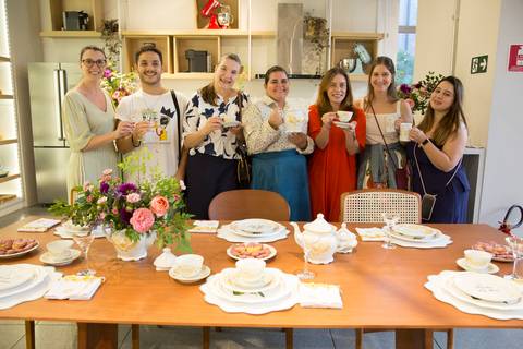Equipe organizadora do evento Westwing + Netflix Bridgerton posando para uma foto em grupo, celebrando o sucesso do lançamento na loja de Moema, São Paulo.'
