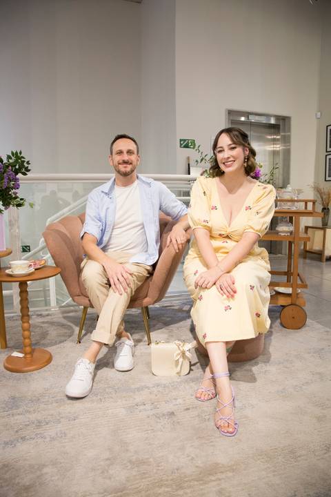 Outros participantes do evento Westwing + Netflix Bridgerton posando para fotos na área temática, aproveitando o cenário instagramável na loja de Moema, São Paulo.'