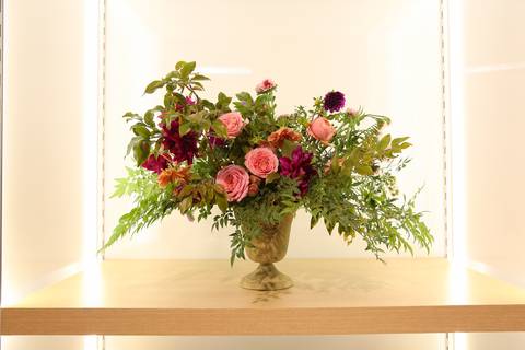 Arranjo de flores pronto em destaque, exibindo a beleza e a composição das flores, resultado do workshop no evento Westwing + Netflix Bridgerton em Moema, São Paulo.'