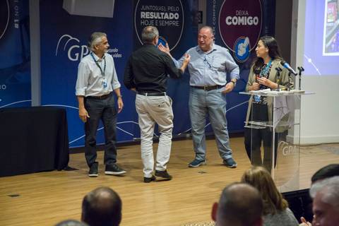 Diretor do GPA recebendo um funcionário no palco para uma premiação, reconhecendo o desempenho e a contribuição durante o evento Start de Ano 2024 em São Paulo.'