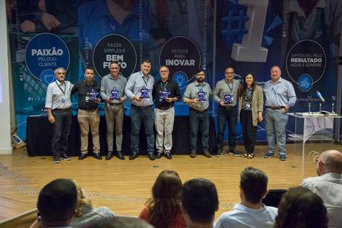 Foto posada de diretores do GPA e funcionários premiados no palco, celebrando as conquistas e o reconhecimento durante o evento Start de Ano 2024 na sede em São Paulo.'