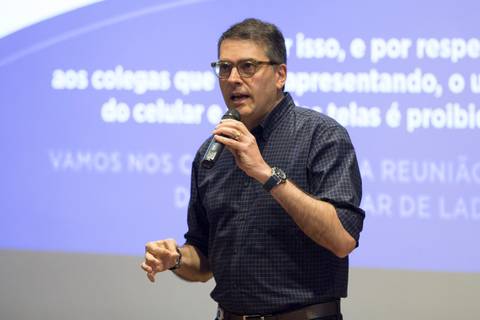 O CEO do GPA discursando no palco principal do evento Start de Ano 2024 na sede em São Paulo, transmitindo a visão e as metas para o ano.'