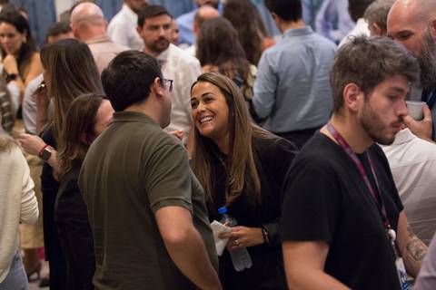Outro grupo de funcionários do GPA conversando e rindo no coffee break, com foco na interação social e no ambiente colaborativo do evento Start de Ano 2024 em São Paulo.'