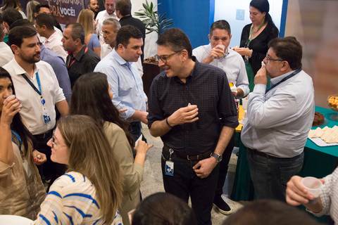 O CEO do GPA conversando de forma acessível com funcionários durante o coffee break do evento Start de Ano 2024, promovendo a integração na sede em São Paulo.'