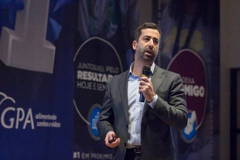 Membro da equipe do GPA falando no palco durante o evento Start de Ano 2024, compartilhando insights e planos com a audiência na sede em São Paulo.'