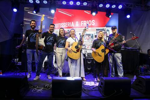 Banda musical formada por funcionários do GPA posando para uma foto no palco, exibindo seus instrumentos e a união do grupo durante o Evento de Fim de Ano 2024 na sede em São Paulo.'