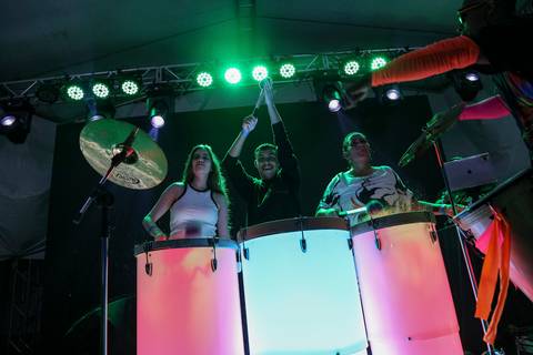 Funcionários do GPA participando ativamente do show de tambores, batucando com energia e entusiasmo no palco do Evento de Fim de Ano 2024 na sede em São Paulo.'