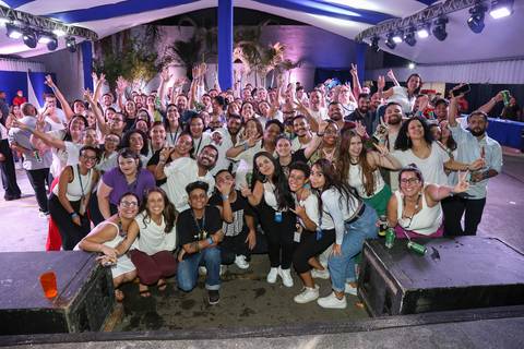 Foto posada de um grupo de participantes do Evento de Fim de Ano GPA 2024 na pista de dança, sorrindo e celebrando a confraternização na sede em São Paulo.'