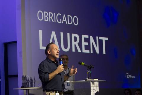 Diretor do GPA falando no palco, com expressão emocionada, agradecendo à equipe e aos colaboradores durante o Evento de Fim de Ano 2024 na sede em São Paulo.'