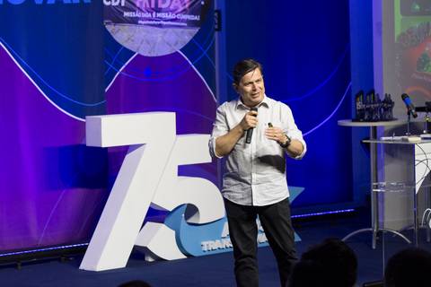 Diretor do GPA discursando no palco principal do Evento de Fim de Ano 2024 na sede em São Paulo, compartilhando mensagens de agradecimento e celebração.'