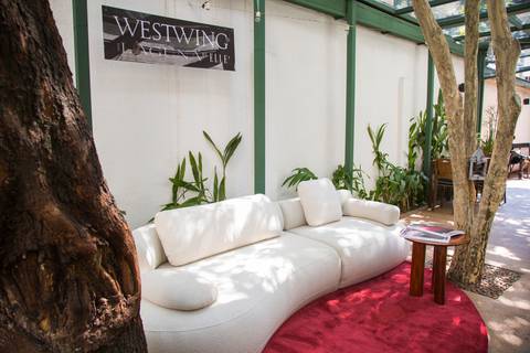 Sofá modular de design exclusivo desenvolvido pela Westwing, utilizado em sessões de fotos da revista ELLE e agora posicionado no Restaurante Chou em São Paulo, servindo como área de convivência para os convidados do evento.'