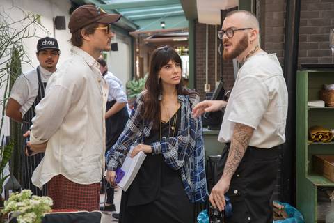 Grupo de participantes do evento Westwing + ELLE no Restaurante Chou em São Paulo, conversando animadamente em uma roda, evidenciando o networking e a socialização.'