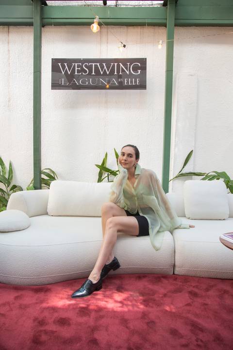 Participante do evento Westwing + ELLE no Restaurante Chou em São Paulo, posando individualmente para uma foto, em um registro do momento e do ambiente sofisticado.'