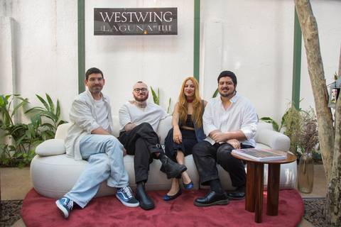 Quatro participantes do evento Westwing + ELLE no Restaurante Chou em São Paulo, posando juntas para uma foto no sofá modular, transmitindo alegria e conexão.'