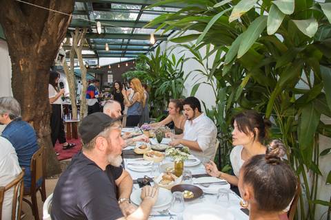 Participantes do evento Westwing + ELLE almoçando nas mesas do Restaurante Chou em São Paulo, engajados em conversas e desfrutando da culinária oferecida.'