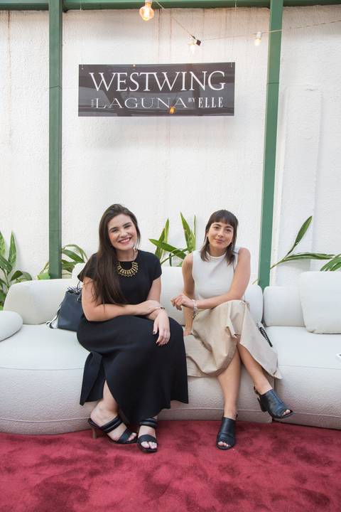 Outra imagem de duas participantes posando para foto no sofá modular, capturando a descontração e a interação no evento Westwing + ELLE no Restaurante Chou em São Paulo.'