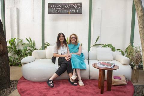 Mais uma foto de duas participantes do evento Westwing + ELLE em São Paulo, posando para foto no sofá modular, com diferentes expressões e poses, mostrando a versatilidade do mobiliário.'
