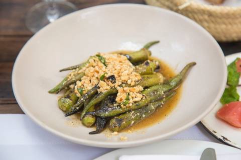 Prato principal servido pelo Restaurante Chou em São Paulo, com apresentação impecável e ingredientes frescos, destacando a alta gastronomia do evento Westwing + ELLE.'