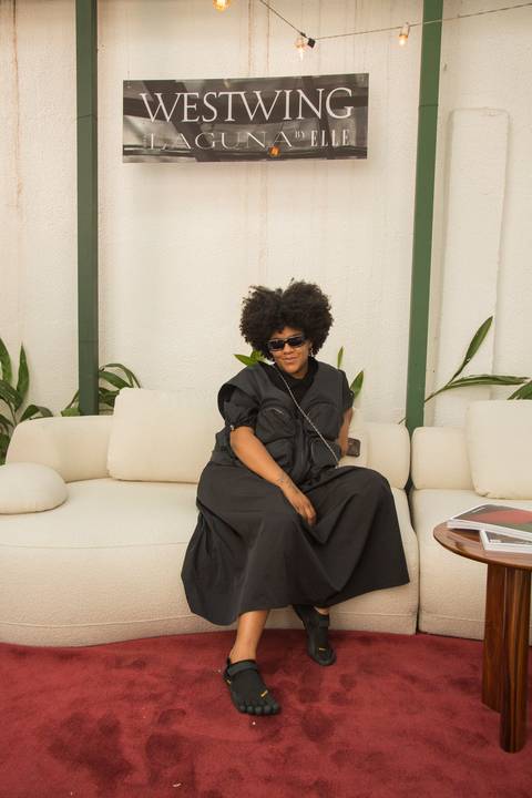 Modelo de capa da revista ELLE posando elegantemente no sofá modular da Westwing, em um momento de destaque no evento com a ELLE no Restaurante Chou em São Paulo.'