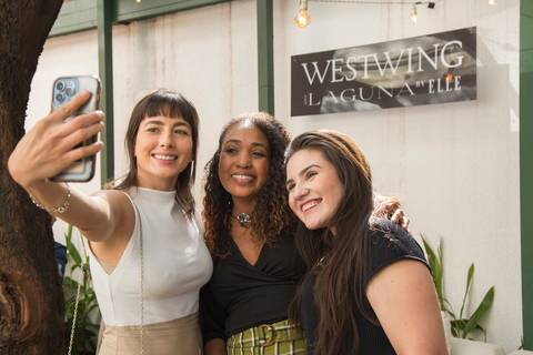Participantes do evento Westwing + ELLE no Restaurante Chou em São Paulo, tirando selfies e registrando a experiência com alegria nas redes sociais.'