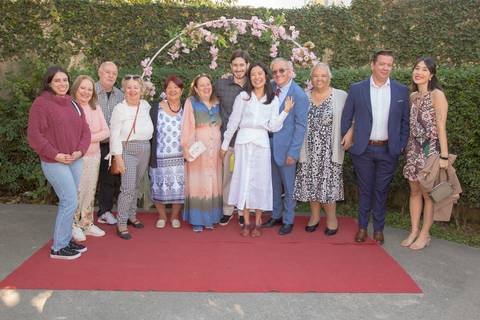 Foto posada da família reunida com o casal recém-casado, todos sorrindo e celebrando a união após a cerimônia no 13º Cartório do Butantã, em São Paulo.'