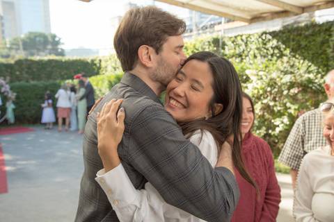 Casal de noivos se abraçando com ternura em um momento íntimo antes da cerimônia, demonstrando afeto e expectativa no 13º Cartório do Butantã, em São Paulo.'
