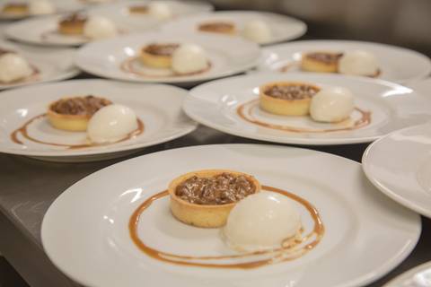 Sobremesas finas e artisticamente apresentadas, servidas aos convidados na festa de casamento no Restaurante Cantaloup em São Paulo, adicionando um toque doce à celebração.'