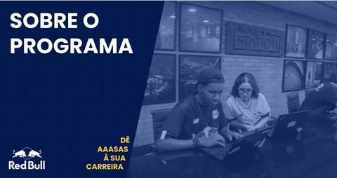 Banner para o programa de estágio Red Bull Brasil 2024 mostrando dois estagiários focados, trabalhando juntos em uma mesa com notebooks na sede da empresa em São Paulo.'