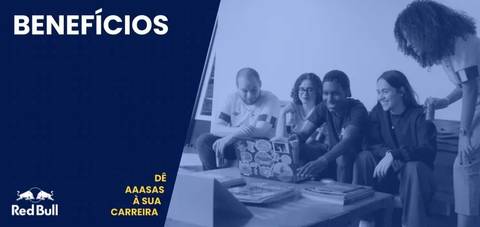 Banner do programa de estágio Red Bull Brasil 2024 retratando um grupo de estagiários relaxados em um sofá, olhando para um notebook e sorrindo, no espaço de convivência da sede da Red Bull em São Paulo.'