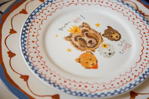 Close-up detalhado de uma peça da louça da coleção, destacando a arte exclusiva de Julia Danesi, com suas cores e texturas, no evento Westwing no Restaurante Carlota em São Paulo.'