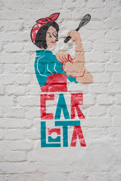 Logotipo e símbolo distintivo do Restaurante Carlota na entrada, em São Paulo, indicando o local do evento de lançamento da coleção Westwing com Carla Pernambuco e Julia Danesi.'