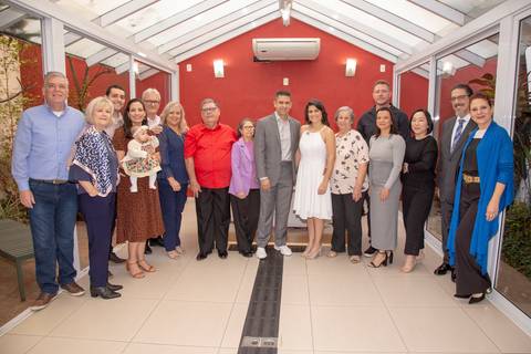 Foto posada de todos os convidados reunidos com o casal recém-casado, registrando o grupo completo que testemunhou a união no 9º Cartório da Vila Mariana, São Paulo.'