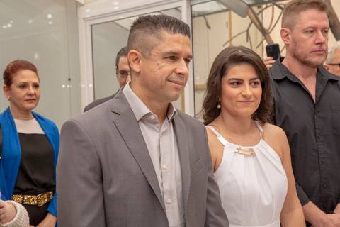 Noivos atentos ouvindo as palavras do juiz de paz durante a cerimônia de casamento civil no 9º Cartório da Vila Mariana, em São Paulo.'