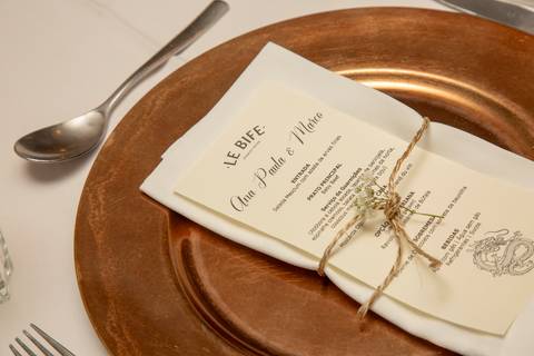 Detalhe do menu impresso do casamento no Restaurante Le Bife em São Paulo, exibindo a seleção de pratos gourmet que foram servidos aos convidados.'