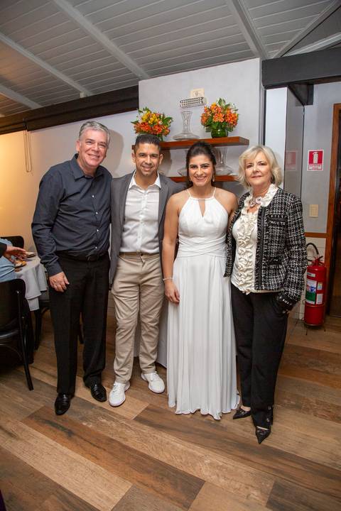 Mais uma foto do casal de noivos posando com diferentes convidados, capturando as interações e a atmosfera alegre da celebração no Restaurante Le Bife em São Paulo.'