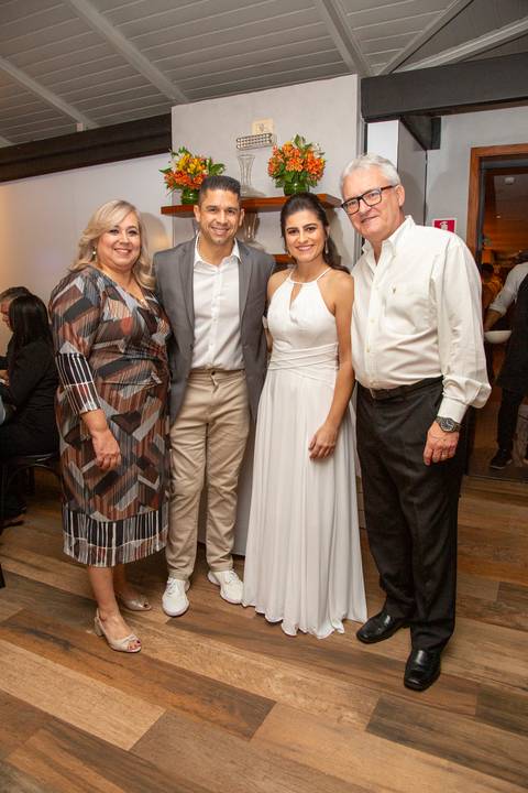 Casal posando para uma foto com convidados, com foco na expressão de carinho e gratidão, durante a festa de casamento no Restaurante Le Bife em São Paulo.'