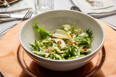Prato de salada fresca e colorida do Restaurante Le Bife em São Paulo, elegantemente montado e servido aos convidados do casamento.'