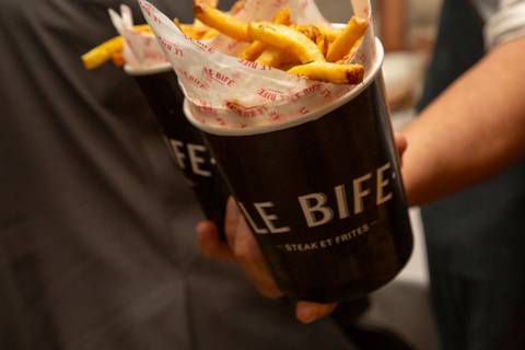 Detalhe apetitoso da icônica batata frita do Restaurante Le Bife em São Paulo, servida durante a festa de casamento, evidenciando a gastronomia do local.'