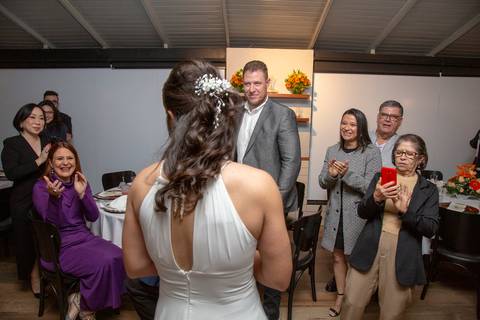 Noiva discursando com emoção para os convidados no Restaurante Le Bife em São Paulo, agradecendo a presença e celebrando o casamento.'