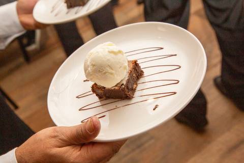 Deliciosa sobremesa do Restaurante Le Bife em São Paulo, finamente apresentada, servida como um dos doces especiais da festa de casamento.'