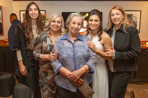Foto posada da noiva com as mulheres de sua família, todas sorrindo e celebrando a união, um registro especial na festa de casamento no Restaurante Le Bife em São Paulo.'
