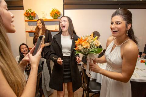 Noiva entregando o buquê de casamento para uma convidada, em um momento de tradição e expectativa na festa no Restaurante Le Bife em São Paulo.'