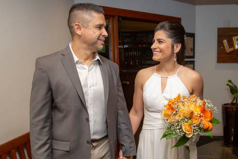 O casal recém-casado se olhando apaixonadamente em uma pose romântica de casamento em frente ao Restaurante Le Bife em São Paulo, celebrando seu amor.'