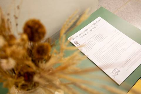 Material promocional do evento Westwing + Porto Brasil em destaque, com um elegante arranjo de natureza seca ao fundo, na loja de Moema em São Paulo.'