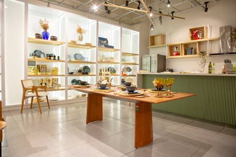 Espaço do workshop de risoto na loja Westwing de Moema, São Paulo, preparado com estações de cozinha e utensílios para a aula do Chef Carlos Bertolazzi.'